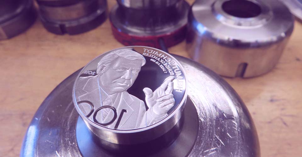 In der Hamburgischen Münze wurde eine Feinsilber-Unze zum 100. Geburtstag von Altkanzler Helmut Schmidt angeprägt. | MDM-Münzenblog