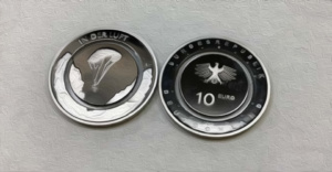 In der Luft: Die erste deutsche 10-Euro-Münze mit transparentem Polymer-Ring
