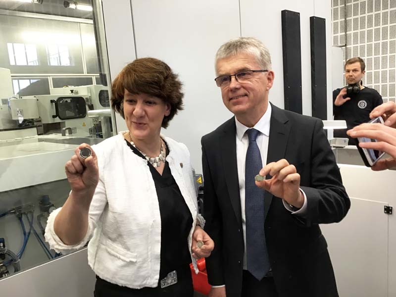 Gisela Splett und Peter Huber bei der Anprägung der 5-Euro-Münze "Gemäßigte Zone" mit Polymerring
